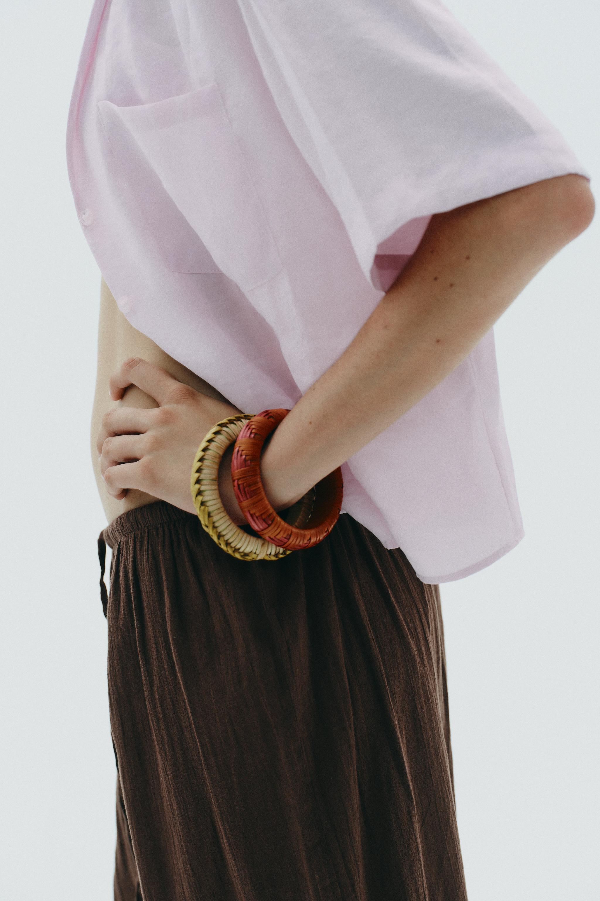 4-PACK OF WOODEN RAFFIA BRACELETS